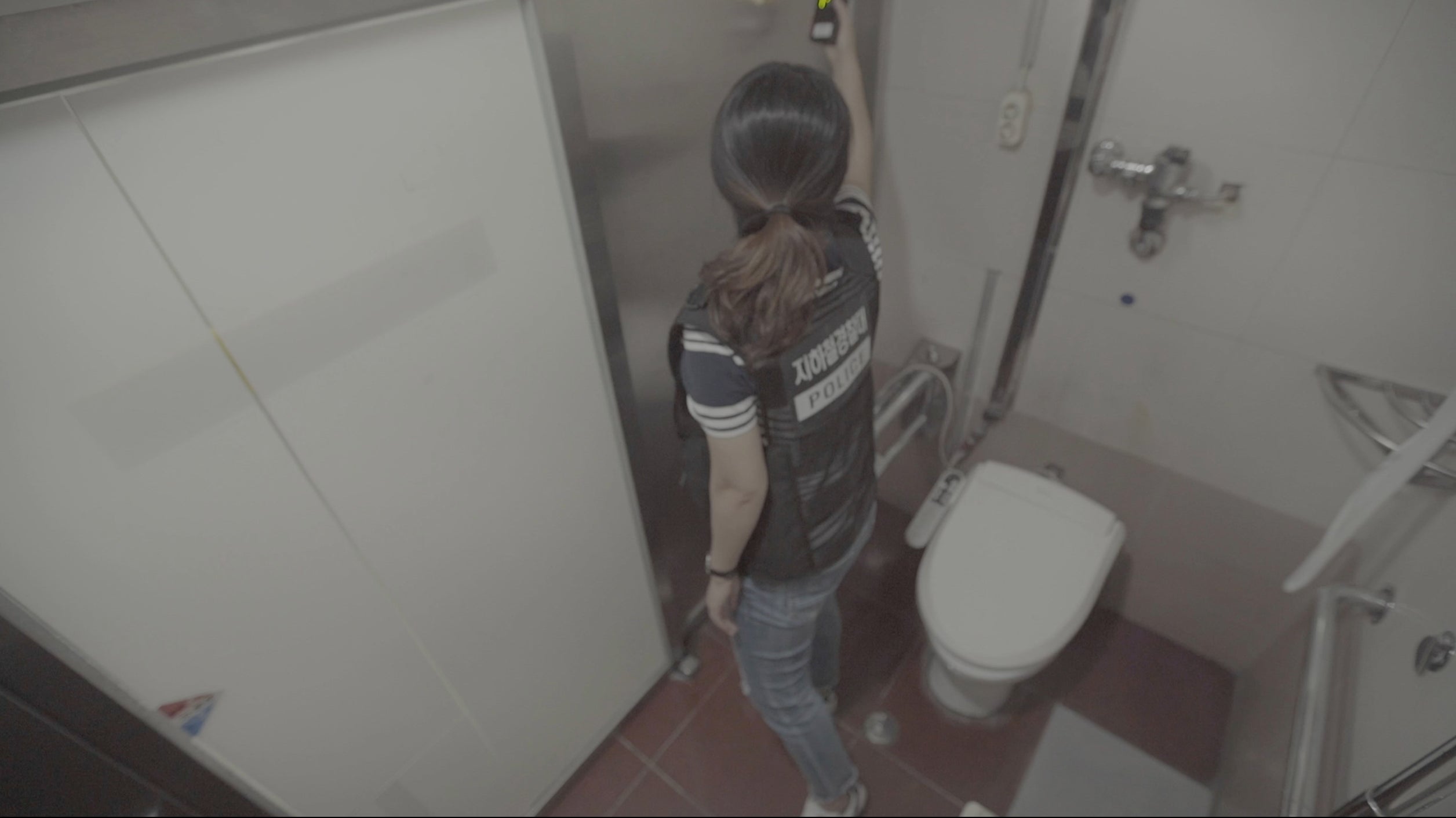 Spy2wc_07 - ссущие женщины в общественном туалете