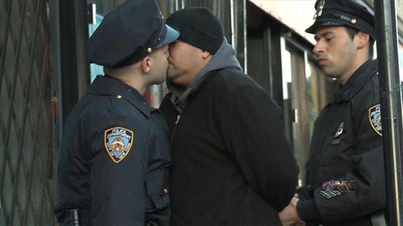 Двое полицейских приехали на секс с ДП к любительнице чулок и ошейников