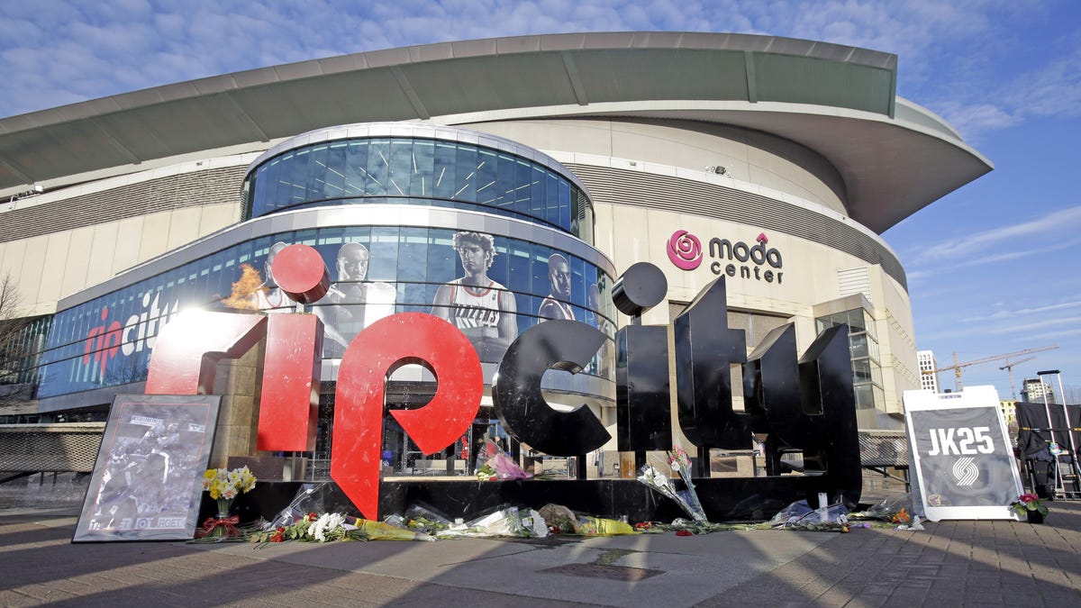 Blazers welcome back fans just in time to stick it to L.A. 1 Blazers welcome back fans just in time to stick it to L.A.