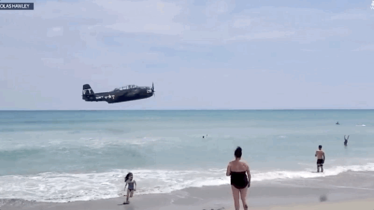 WWII-Era Plane Gives Florida Beachgoers Close-Up View Of It Crashing Into Ocean 1 WWII-Era Plane Gives Florida Beachgoers Close-Up View Of It Crashing Into Ocean