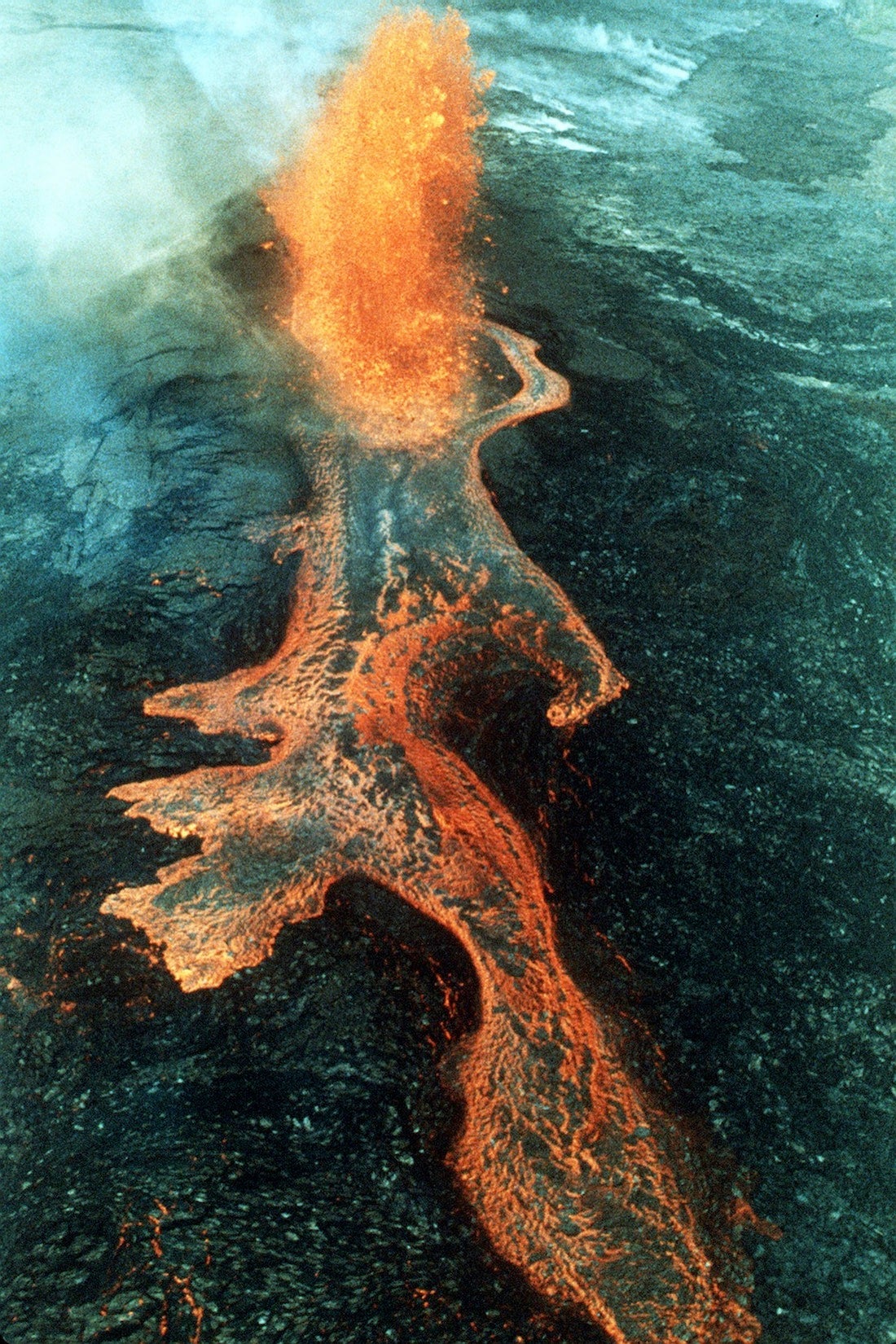 A terrível beleza de erupções vulcânicas e rios de lava