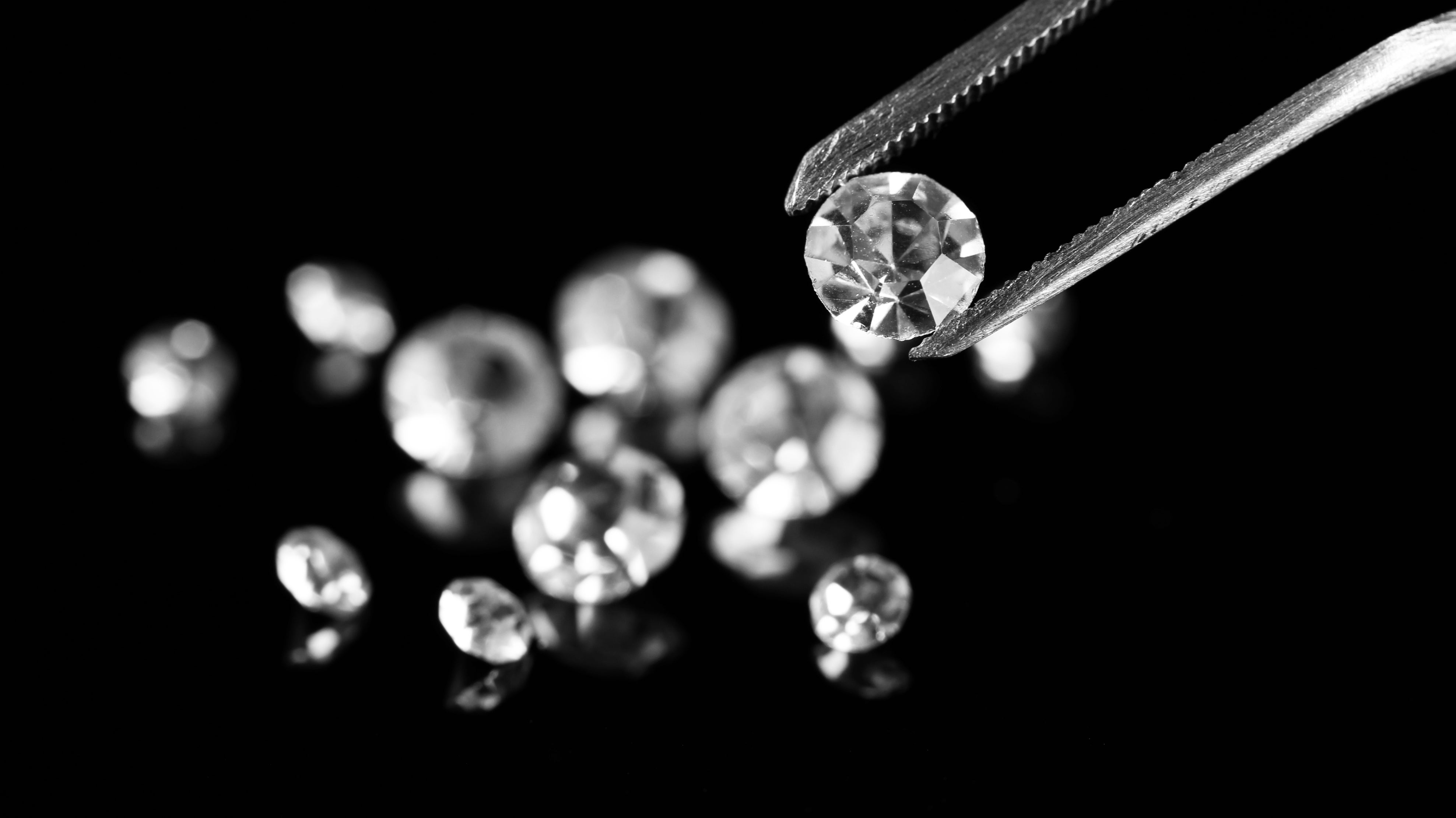 How to differentiate a real diamond from a fake one!