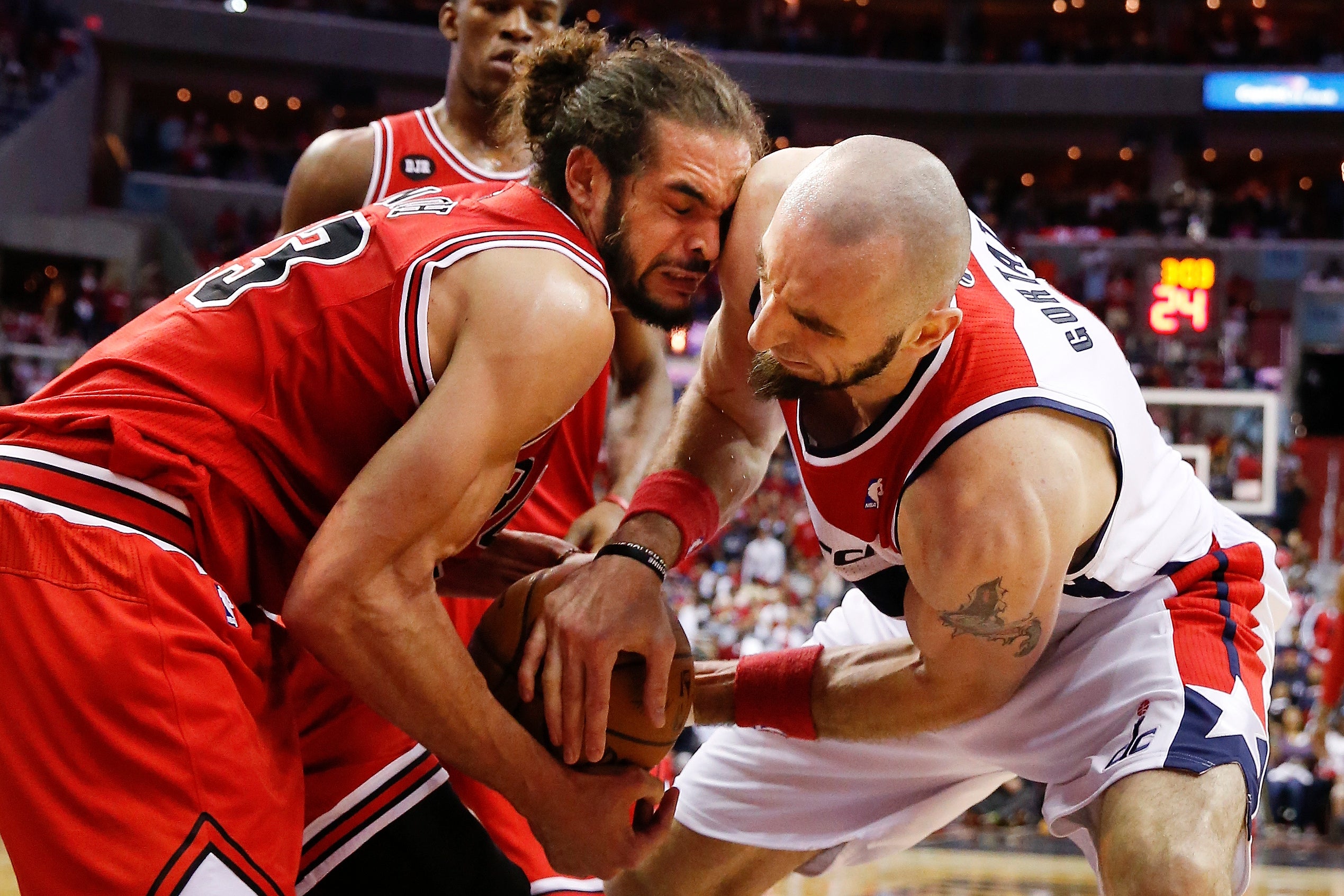 [Bulls center Joakim Noah and Wizards center Marcin Gortat batt…
