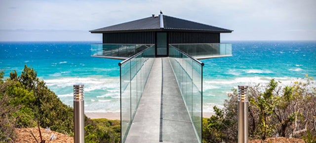 This Cool Coastal House Looks Like It&#39;s Floating Over The Ocean