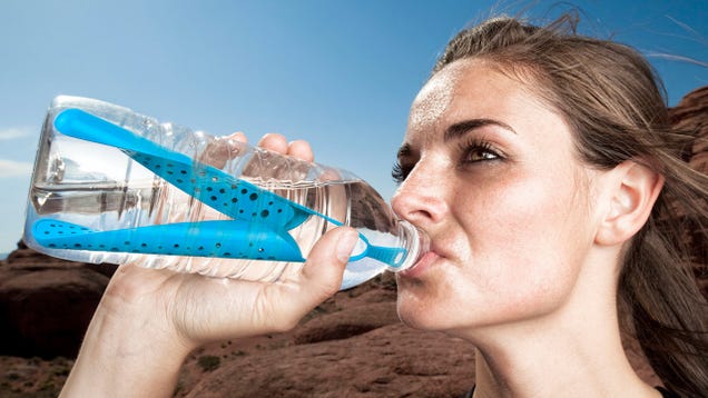 A Slim Filter That Purifies Water Bottles From the Inside