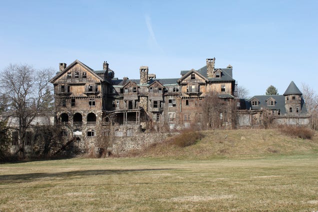 9 of the Most Fascinating Abandoned Mansions from Around the World