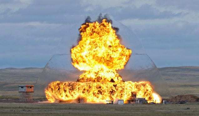 Foto inusualmente nítida de onda expansiva en una explosión