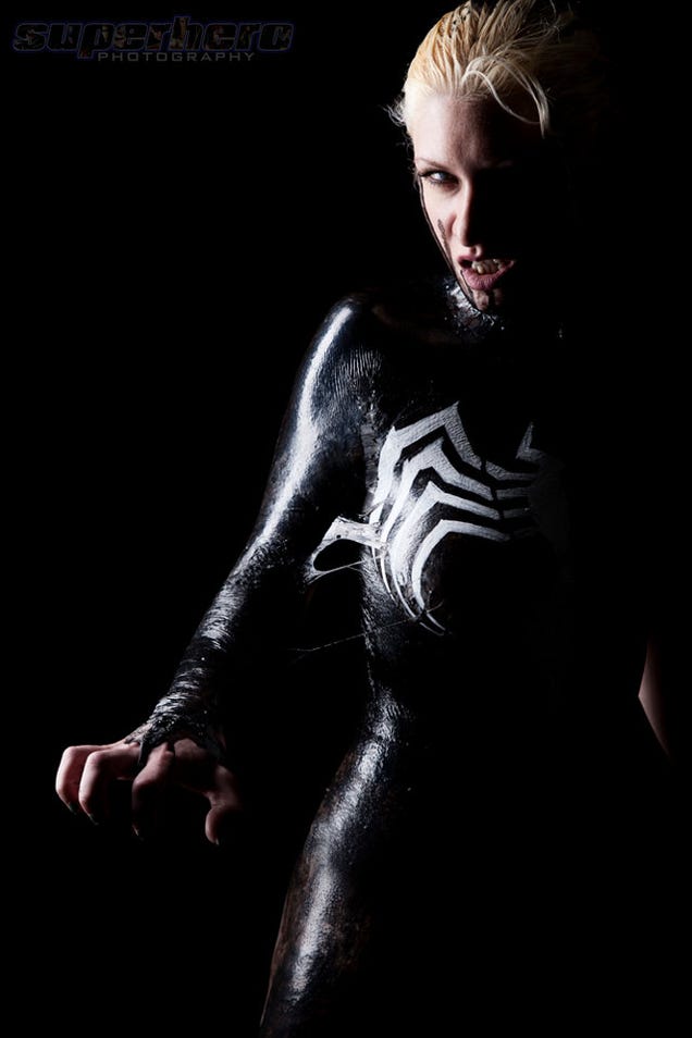 Sexy Venom cosplay makes good use of liquid latex