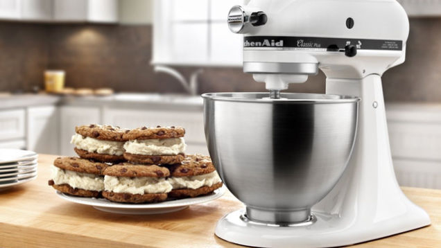 Extended MacBook Battery Pack, House of Cards Trilogy, and More Deals