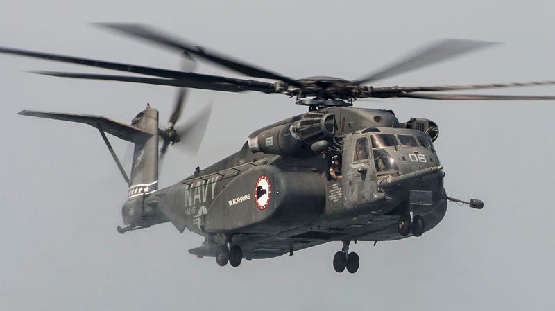 MH-53E Sea Dragon Ejecutando una parada rápida 1465607063354751304