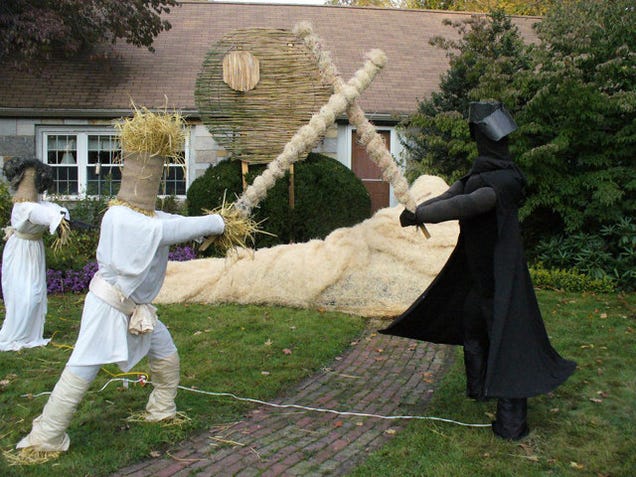 Star Wars made entirely out of scarecrows wins best Halloween lawn on this Earth