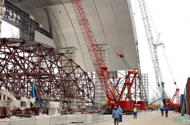 Así es la nueva y enorme cúpula que cubre el sarcófago de Chernóbil