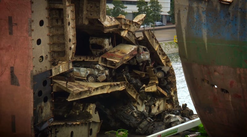 Así es el increíble proceso de rescatar un barco de 13.000 toneladas del fondo del mar