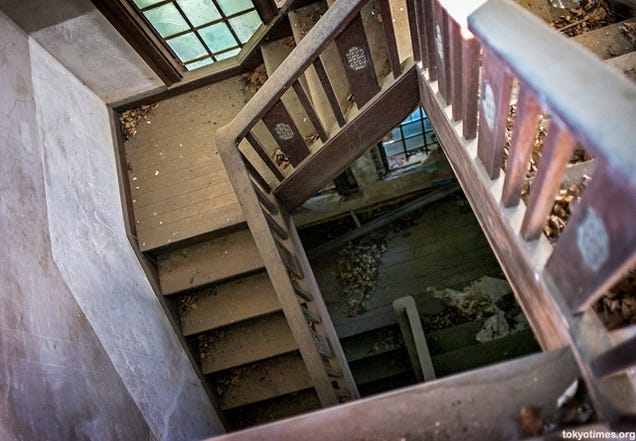 This Modern Japanese Ruin Would Make a Fascinating Computer Game