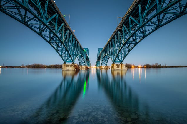 19 Photos Of (Near) Perfect Symmetry