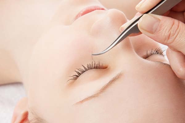 should-you-trim-your-eyelashes