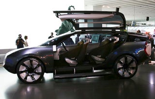 Renault Ondelios Concept Opens Huge Gullwing Doors Live