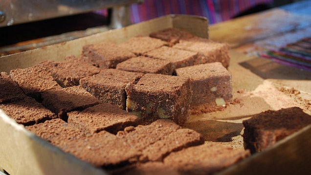 Keep Cookies and Brownies Fresh With a Slice of Bread