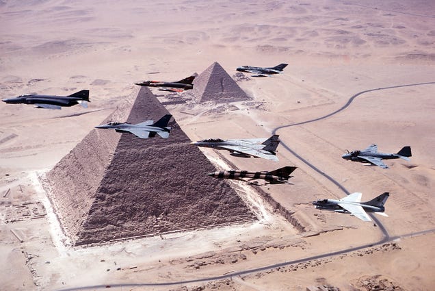 Impressive 1980s photo of old jet fighters flying over Giza's pyramids