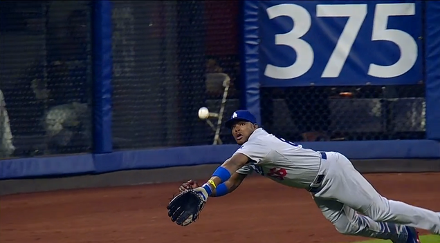 Yasiel Puig Makes A Marvelous Diving Catch; Mets Fans Cheer For…