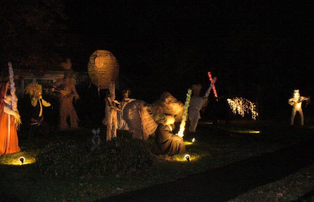 Star Wars made entirely out of scarecrows wins best Halloween lawn on this Earth
