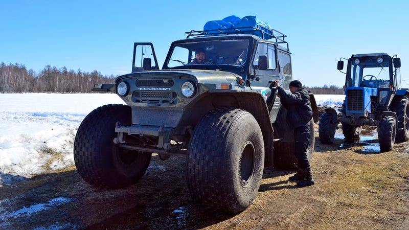 Russians Use These Amphibious 4x4s To Find Their Lost Rocket Parts 