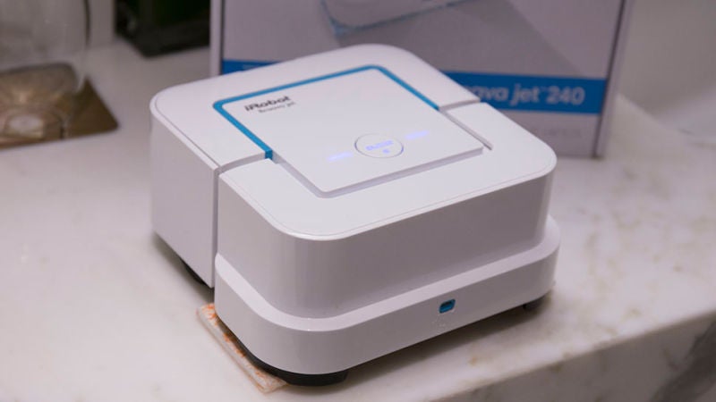 Robot de Roomba que saca brillo al suelo Robot de Roomba que saca brillo al sueloal suelo por nosotros