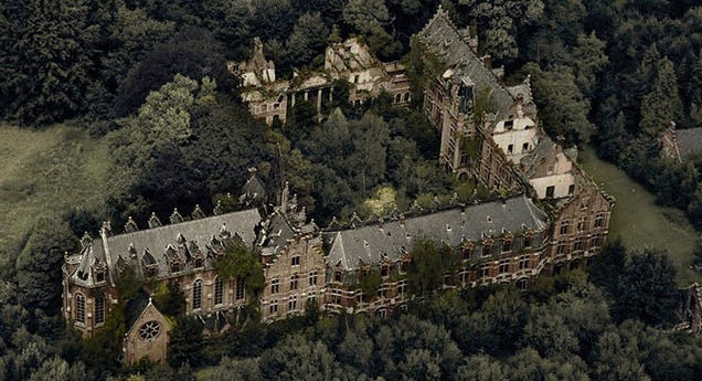 9 of the Most Fascinating Abandoned Mansions from Around the World