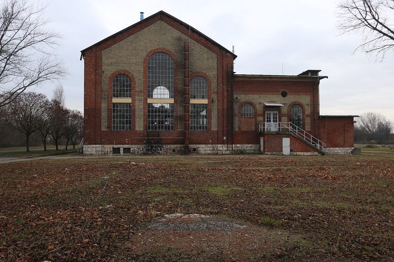 This Dieselpunk Shrine Hides a Century-Old, Fully Operational 800 HP Motor 