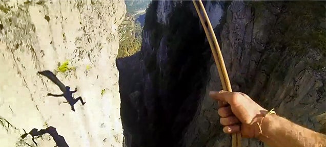 Insane slackliner crosses 660-meter gorge without safety, then jumps