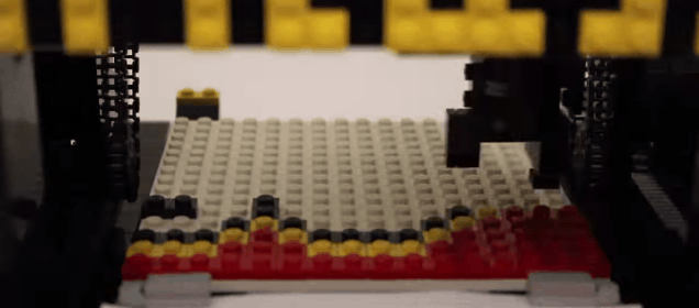 Esta impresora hecha de Lego crea mosaicos geniales por sí sola