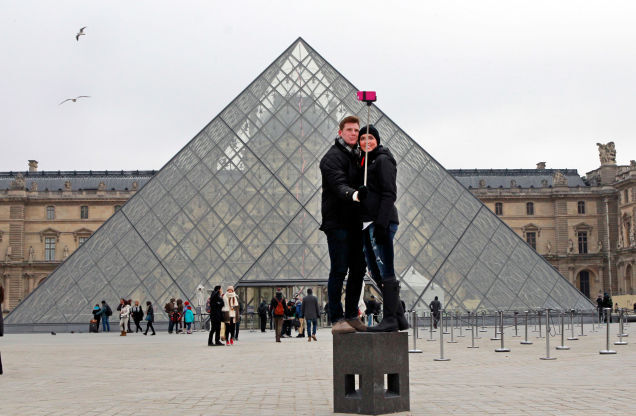 Museums Have Rightfully Started Banning Selfie Sticks
