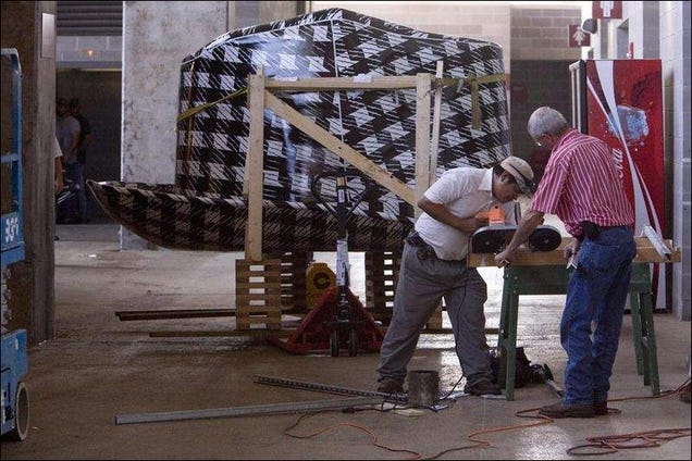 Giant Houndstooth Hat Arrives For Alabama Concession Stand: The Bear's Den