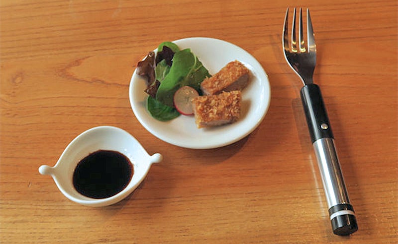 This Electric Fork Simulates a Salty Flavor By Shocking Your Tongue