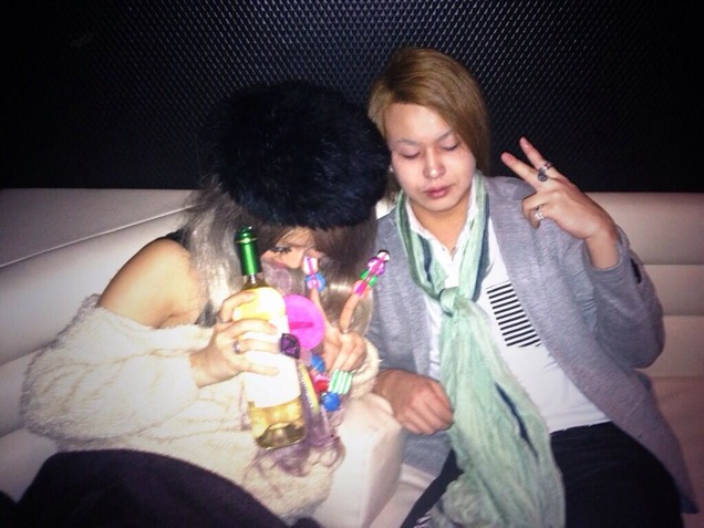 Woman Uses Her Unbelievable Fingernails To Promote Candy Crush