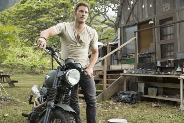 Chris Pratt Looks Absurdly Good On The Set Of Jurassic World