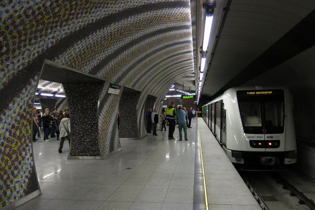 La nueva línea de metro de Budapest es un psicodélico viaje de diseño 656038487570166345