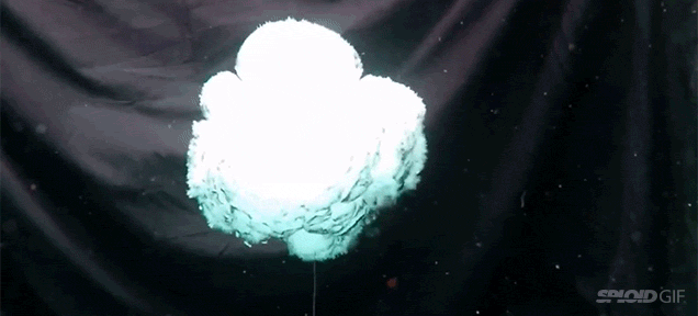ドライアイスが水の中で爆発する瞬間のスローモーション動画