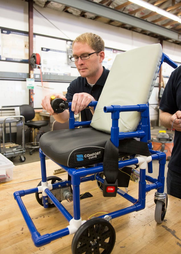 Estudiantes diseñan la silla de ruedas eléctrica más pequeña para niños