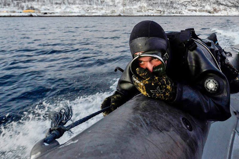 These Pictures Of Russian Frogmen In Action Are Straight Out Of An '80s Chuck Norris Movie