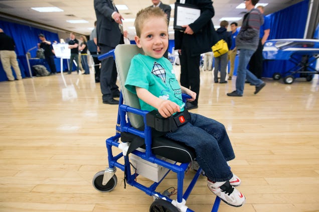 Estudiantes diseñan la silla de ruedas eléctrica más pequeña para niños