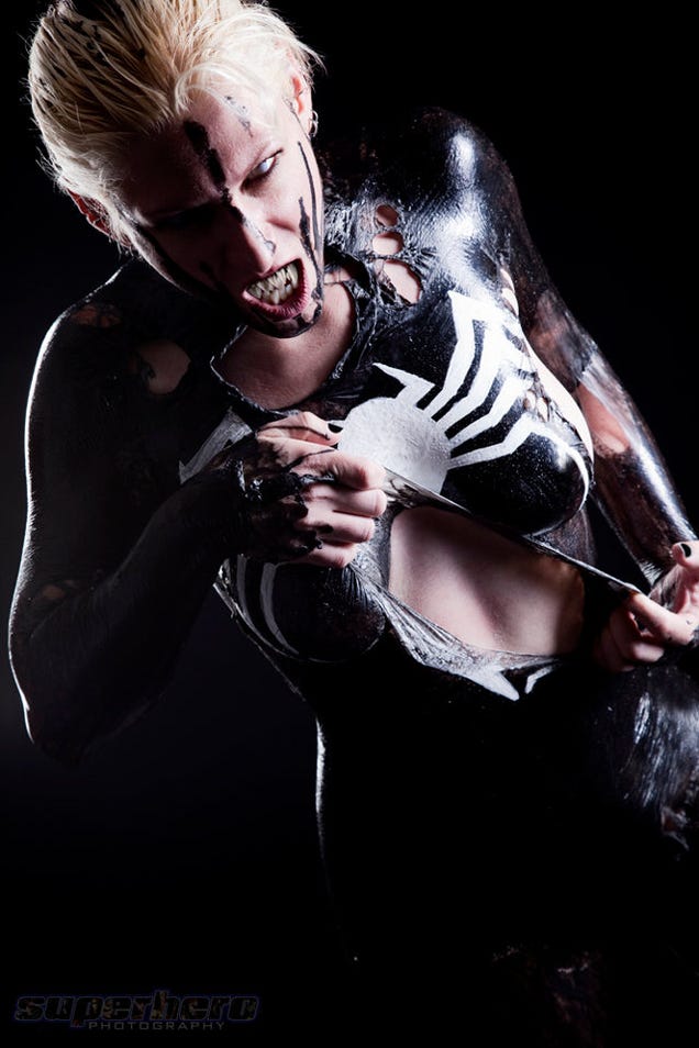 Sexy Venom cosplay makes good use of liquid latex