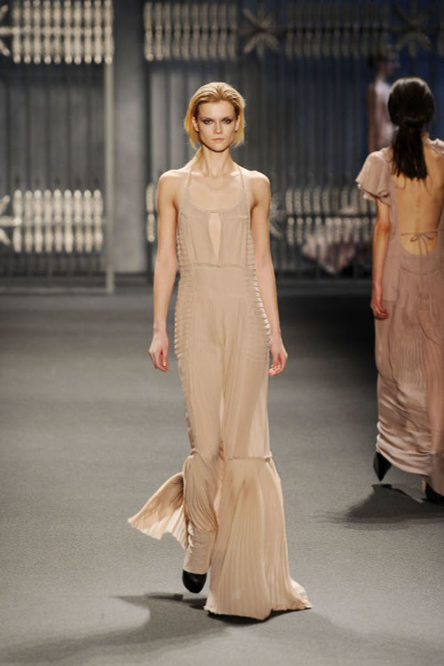 Vera Wang Makes Pleat Pleat Music