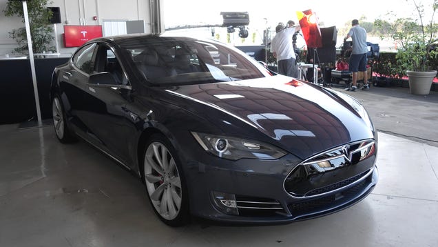 Tesla Model S Auto Pilot Does Lane Changes For You