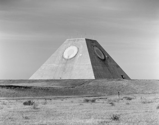 A Pyramid in the Middle of Nowhere Built To Track the End of the World Uvbyx4rcgqrl1lwk42wc