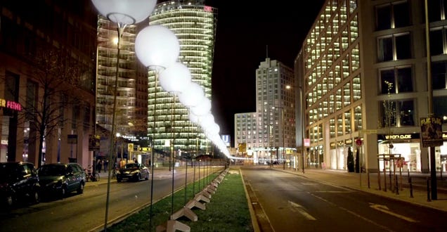 Berlín celebra 25 años de la caída del Muro con 8.000 globos de luz