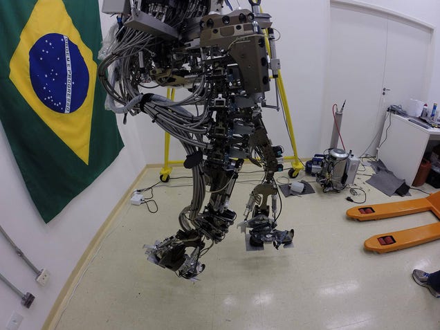 Mañana comienza el Mundial de Fútbol, y lo inaugura este exoesqueleto