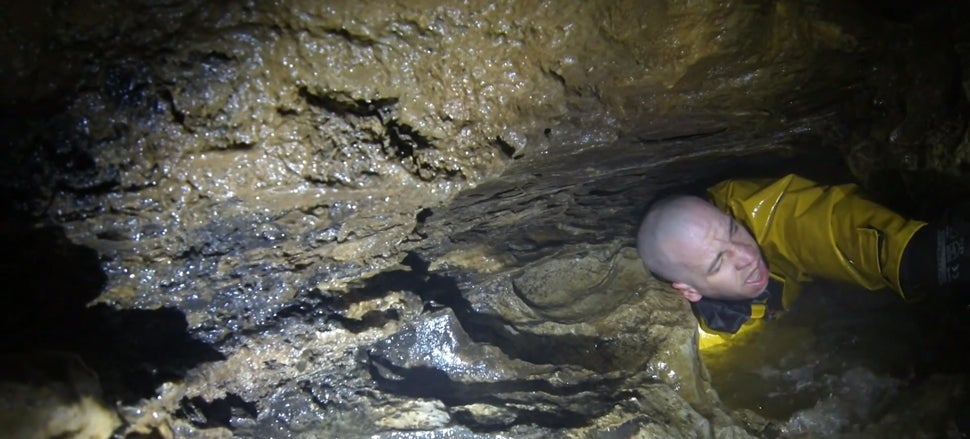 Terrifying video of a man stuck in a cave as it fills with water