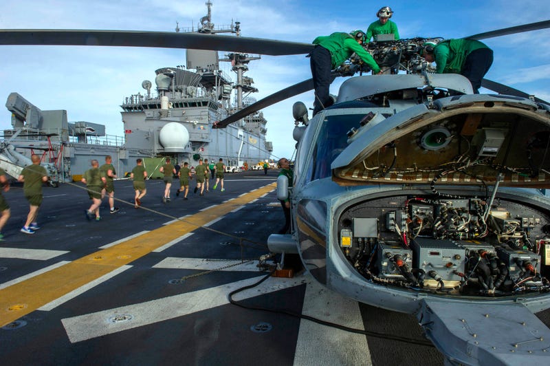 cool photo of us navy helicopter reveals the guts