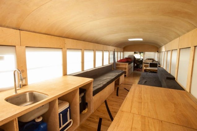 建築學學生轉換校車進入舒適之家